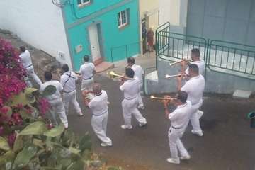 Una diana floreada prepara a Lomo Magullo para la Traída del Agua (Foto Francisco Javier Santana y José Florido)